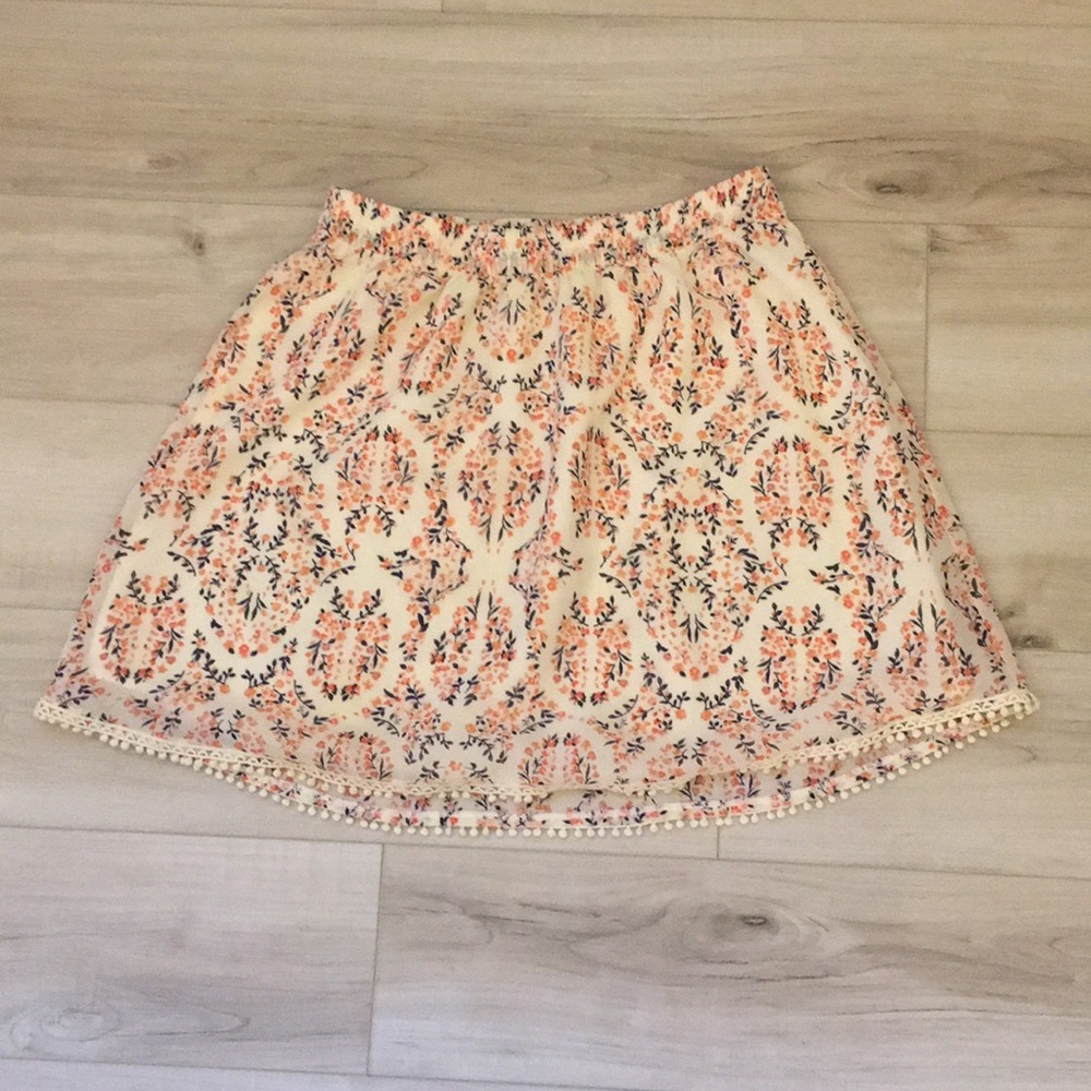 Cute skirt with floral details